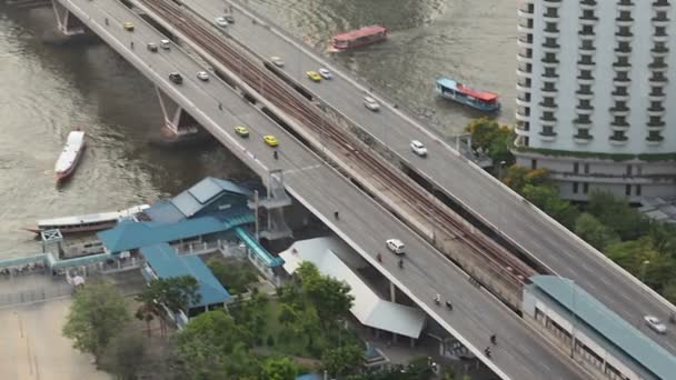 BANGKOK THAÏLANDE - 11 AVRIL : Transport d'affaires Route et construction Bangkok zone de la ville, panoramique avec suivi angle élevé tourné en HD, Sathorn District BANGKOK, Thaïlande sur Avril 11, 2015 — Video