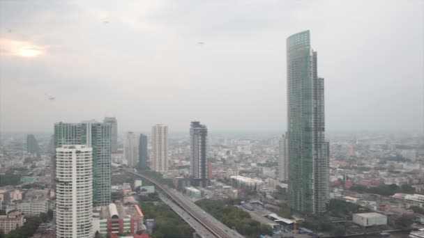 BANGKOK TAILANDIA - 11 DE ABRIL: Business Transportation Highway Road and Building Bangkok city área, panning with tracking high angle shot in HD, Sathorn District BANGKOK, Tailandia on April 11, 2015 — Vídeos de Stock