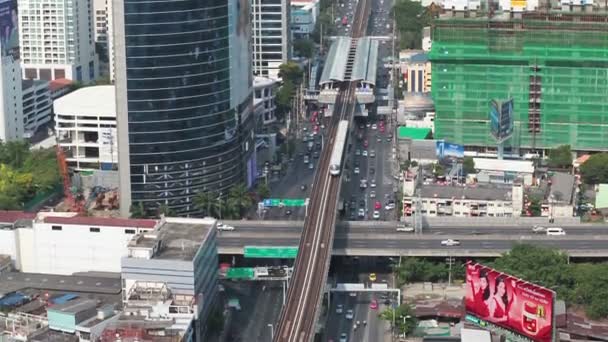 Bangkok Thailand - 11 April: Business transport Bts Railway Road i byggnaden Bangkok city, panorering med spårning hög vinkel sköt i Hd, Sathorn distriktet Bangkok, Thailand den 11 April 2015 — Stockvideo