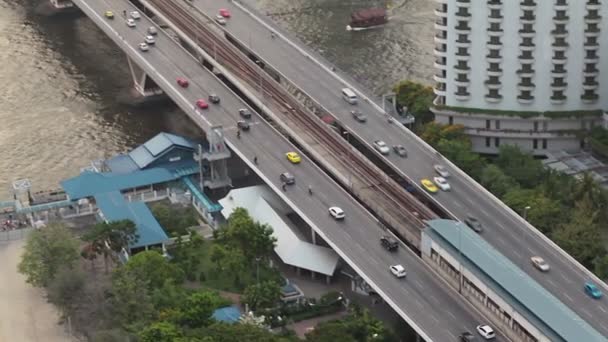 BANGKOK THAÏLANDE - 11 AVRIL : Transport d'affaires Route et construction Bangkok zone de la ville, panoramique avec suivi angle élevé tourné en HD, Sathorn District BANGKOK, Thaïlande sur Avril 11, 2015 — Video