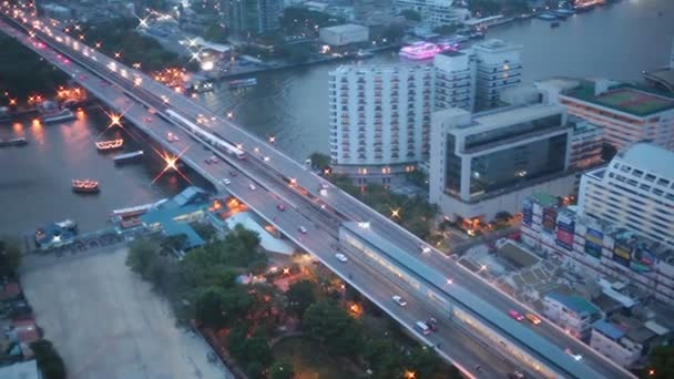 BANGKOK THAÏLANDE - 11 AVRIL : Transport d'affaires Route au crépuscule, Bâtiment zone de la ville, panoramique avec pistage angle élevé tourné en HD, Sathorn District BANGKOK, Thaïlande sur Avril 11, 2015 — Video