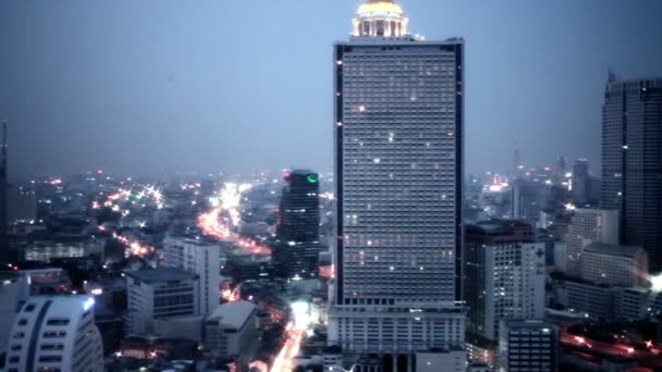 TAILANDIA DE BANGKOK - 11 DE ABRIL: Vista del área de la ciudad de Bangkok del Edificio Empresarial, por panorámica de cámara con seguimiento de alto ángulo de disparo en HD, en el distrito de Sathorn BANGKOK, Tailandia en 11 de abril de 2015 — Vídeo de stock