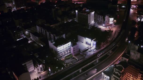 BANGKOK THAILAND - ABRIL 11: Negócios Transporte BTS Railway Road in Building Bangkok área da cidade na vida noturna, tiro de alto ângulo em HD, Sathorn District BANGKOK, Tailândia em abril 11, 2015 — Vídeo de Stock