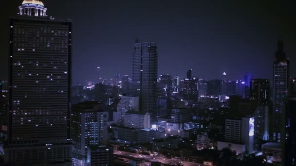 BANGKOK THAÏLANDE - 11 AVRIL : Vue de l'immeuble d'affaires Bangkok zone de la ville à la vie nocturne, par caméra panoramique avec suivi angle élevé tourné en HD, dans le district de Sathorn BANGKOK, Thaïlande le 11 avril 2015 — Video