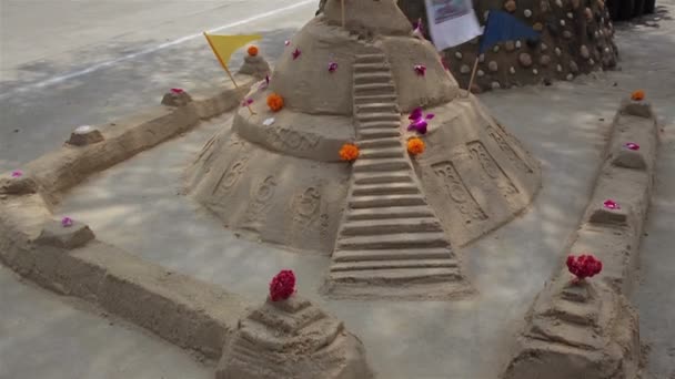 BANGKOK TAILANDIA - ABRIL Ceremonia de pagoda de arena, Actividades culturales incluyendo escultura de arena para el festival de Songkran, inclinación hacia arriba con seguimiento de disparo en HD, BANGKOK, Tailandia en abril 15, 2015 — Vídeos de Stock