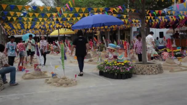 BANGKOK TAILANDIA - ABRIL Ceremonia de pagoda de arena, Actividades culturales incluyendo escultura de arena para el festival de Songkran, inclinación hacia arriba con seguimiento de disparo en HD, BANGKOK, Tailandia en abril 15, 2015 — Vídeos de Stock