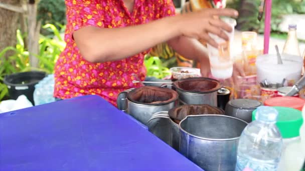 伝統的なタイの文化ブラック コーヒーや地方の中小企業として手で作られたプラスチックのグラスに氷 — ストック動画