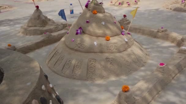 BANGKOK THAILAND - APRIL Cerimônia de pagode de areia, Atividades culturais, incluindo escultura de areia para o festival de Songkran, inclinar-se com rastreamento tiro em HD, BANGKOK, Tailândia em abril 15, 2015 — Vídeo de Stock