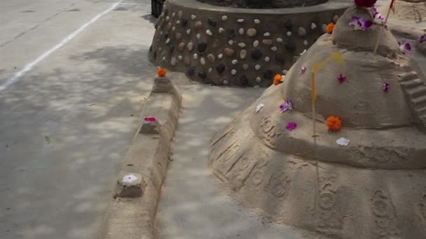 BANGKOK THAILAND - APRILE Cerimonia di pagoda di sabbia, Attività culturali tra cui sculture di sabbia per il festival di Songkran, tilt up con tracking shot in HD, BANGKOK, Thailandia il 15 aprile 2015 — Video Stock
