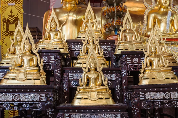 Goldene Buddha-Statue Namen buddhachinaraj sitzen auf Schicht bzw. — Stockfoto