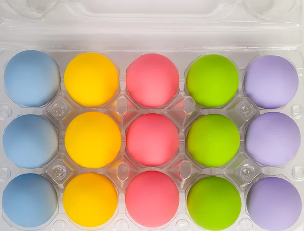 Разноцветные яйца для праздничного пасхального фестиваля на пластиковой упаковке , — стоковое фото
