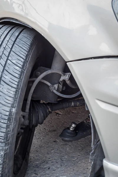 Accident de voiture, impact sur l'essieu de la roue avant et le pare-chocs est frère — Photo