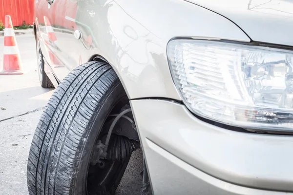 Acidente de carro, impacto no eixo da roda dianteira e pára-choques é bro — Fotografia de Stock