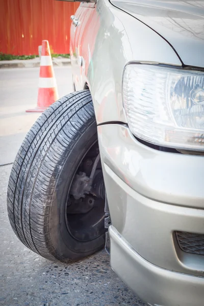 Acidente de carro, impacto no eixo da roda dianteira e pára-choques é bro — Fotografia de Stock