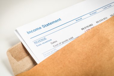 Gelir beyanı mektupta kahverengi zarfı açmadan, iş konsantrasyon