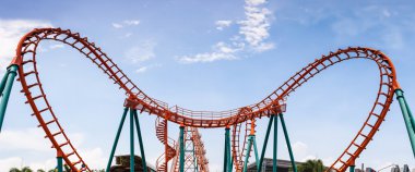Lunapark treni, tren yolu eğrisi ve spin panorama şekil kalp 