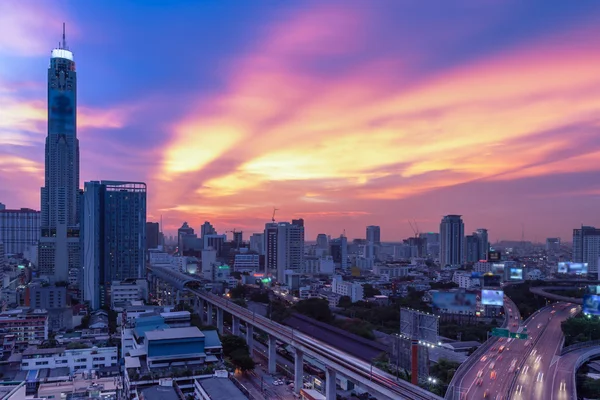 Edificio de Negocios Bangkok zona de la ciudad en la vida nocturna con transporte — Foto de Stock
