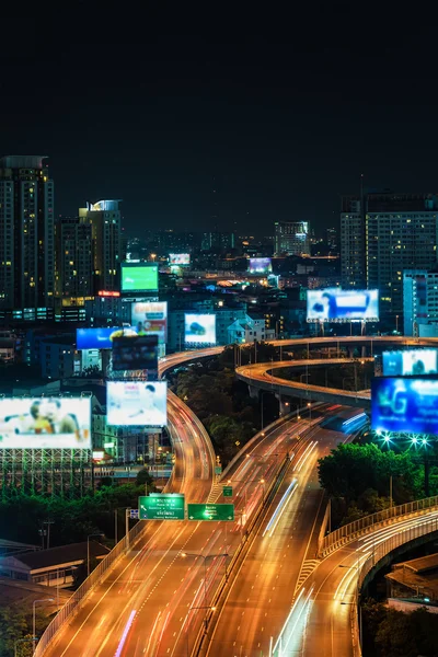 Edificio de Negocios Bangkok zona de la ciudad en la vida nocturna con transporte — Foto de Stock