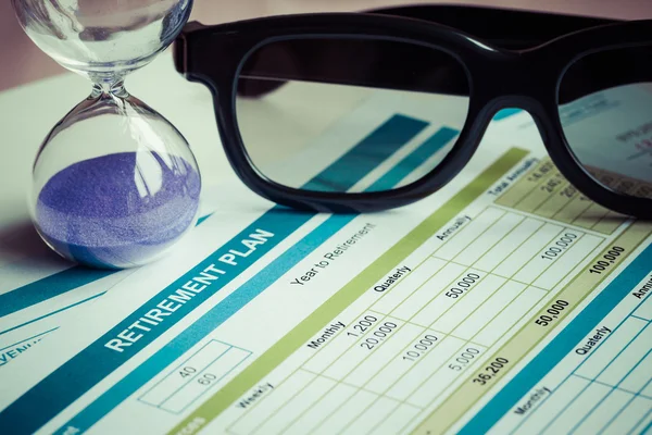 Rentenplanung mit Brille und Sanduhr, Geschäftskonzept — Stockfoto