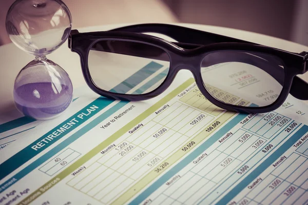 Rentenplanung mit Brille und Sanduhr, Geschäftskonzept — Stockfoto