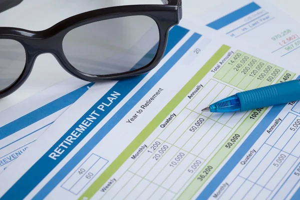 Nyugdíj tervezése a szemüveg és a toll, üzleti koncepció — Stock Fotó
