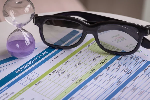 Planificación de la jubilación con gafas y reloj de arena, concepto de negocio —  Fotos de Stock