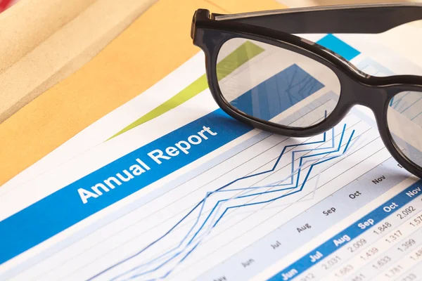 Jahresbericht Brief Dokument und Brille — Stockfoto