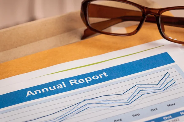 Relatório anual carta documento e óculos — Fotografia de Stock
