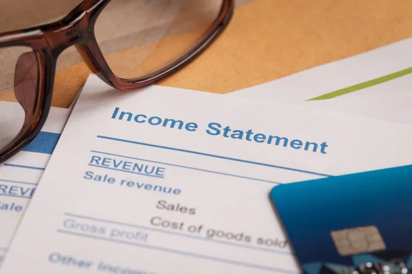 Jövedelmek nyilatkozat levelet barna borítékot és a szemüveg, az üzleti — Stock Fotó