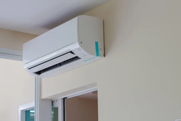 Air conditioner installeren op muur voor condo of vergaderzaal — Stockfoto