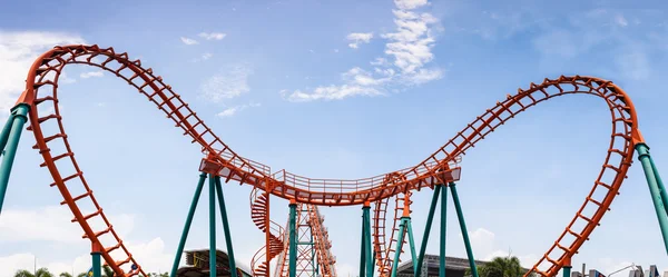 Roller Coaster, curva de via férrea e forma de coração de giro como panorama — Fotografia de Stock