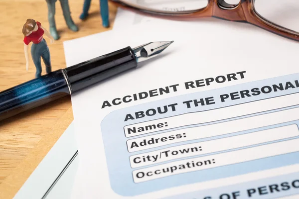 Accident report application form and pen on brown envelope and e — Stock Photo, Image