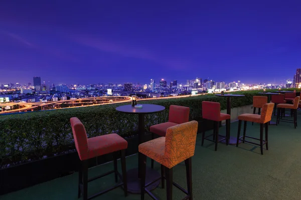 Restaurante mesa de comedor y vista del edificio de negocios en la terraza Imágenes De Stock Sin Royalties Gratis