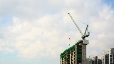 timelapse, Vinç çalışma ve bina inşaat veya alışveriş merkezi, güneşli bir günde alınan takım çalışması kavramı, yakından görünümü