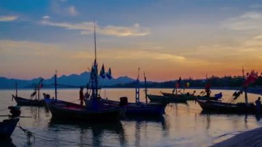 timelapse, Tayland Pranburi plajda demirlemiş balıkçı teknesi grubu, gece geniş açılı görünümü gündüz