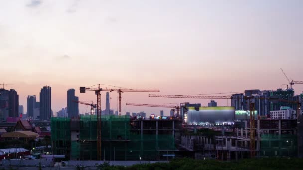 Timelapse, Grupo de trabalhadores estão construindo construção ou shopping, conceito de trabalho em equipe tomado na cena crepúsculo como dia a noite, visão de grande ângulo — Vídeo de Stock