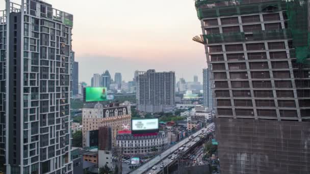 Timelapse van zonsondergang met verkeer op weg of snelweg en Business Building achtergrond, dag tot nacht — Stockvideo