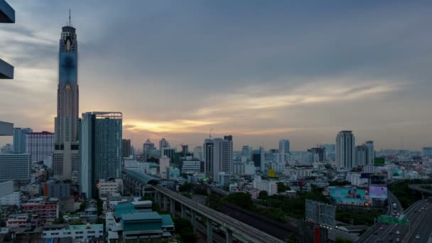 Ulaşım yolu yakın ve gökyüzü günbatımı hd ile Business Building Bangkok şehir alanı görünümü, gece alacakaranlık, Timelapse gün — Stok video