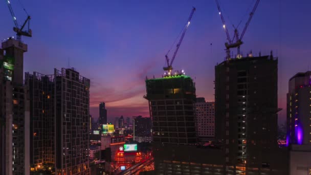 Timelapse, Le groupe de travailleurs construisent un bâtiment ou un centre commercial, concept de travail d'équipe pris au crépuscule comme de jour comme de nuit, vue grand angle — Video