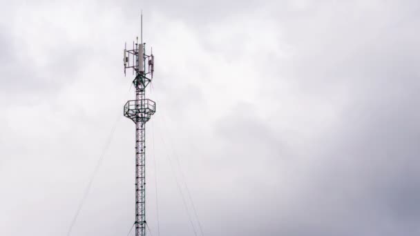 Komunikacja wieża mobilna antena słupa i błękitne niebo chmura ruchome, timelapse — Wideo stockowe