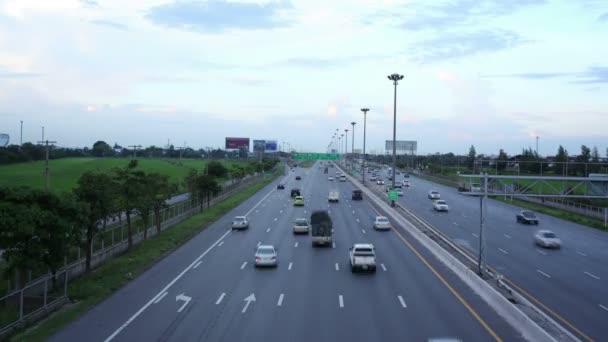 Timelapse van drukke verkeer op weg of snelweg dag tot nacht — Stockvideo