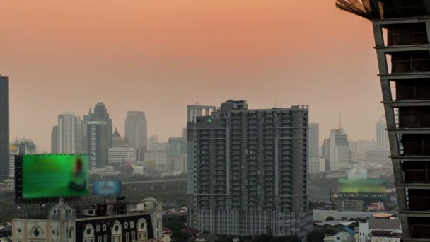 Timelapse, o pôr-do-sol vermelho vai para trás edifício de negócios moderno, tomado como dia a noite — Vídeo de Stock