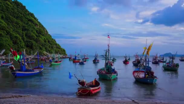 Zeitraffer, Gruppe von Fischerbooten vor Anker am Strand von Pranburi in Thailand, Tag-Nacht-Weitwinkelblick — Stockvideo