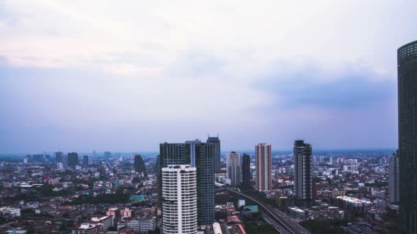 Vista del Business Building Bangkok zona della città con strada di trasporto vicino al fiume "ChaoPhraya" e il tramonto del cielo, giorno alla notte crepuscolo, Timelapse — Video Stock