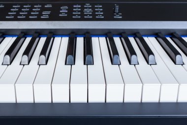 Piyano Klavye synthesizer closeup anahtar önden görünümü