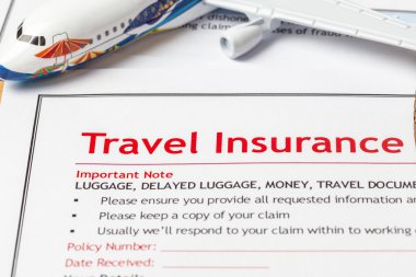 Sigorta hasar talep formu busin kahverengi zarf üzerinde seyahat