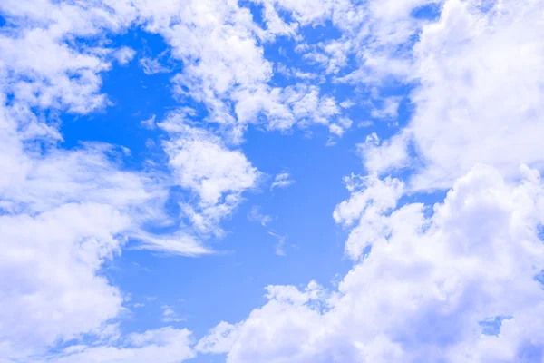 Wolken am blauen Himmel — Stockfoto