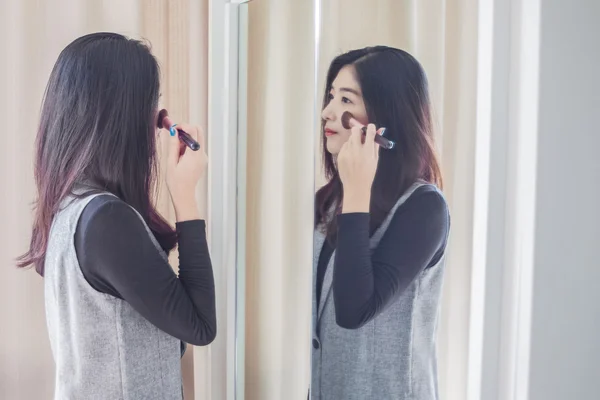 Retrato asiático hermosa mujer haciendo maquillaje con cepillo en la cara —  Fotos de Stock