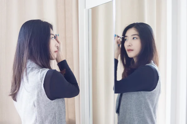 Retrato asiático hermosa mujer haciendo maquillaje con cepillo en eyeb — Foto de Stock