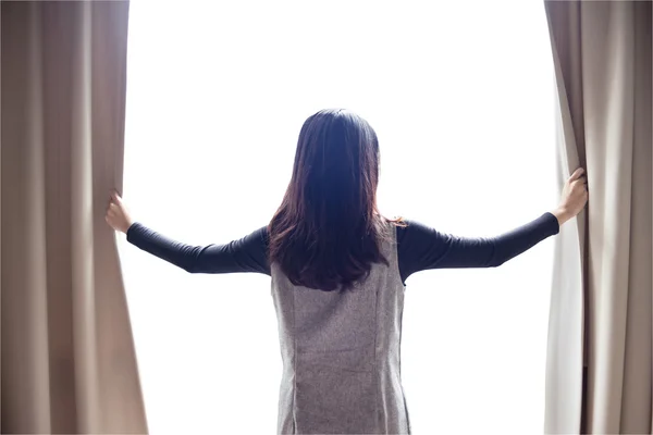 Retrato asiático hermosa mujer abriendo cortinas — Foto de Stock